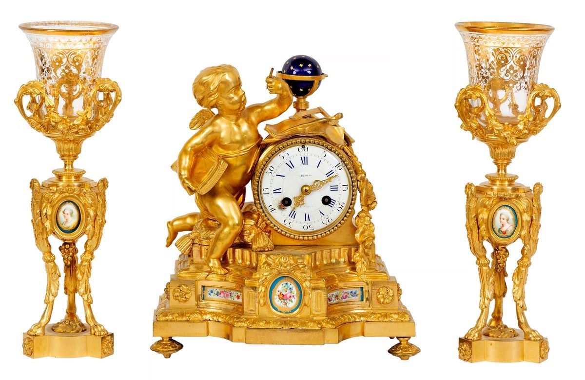 Null Garniture d'horloge trois pièces en bronze doré, cristal décoré à l'or et p&hellip;