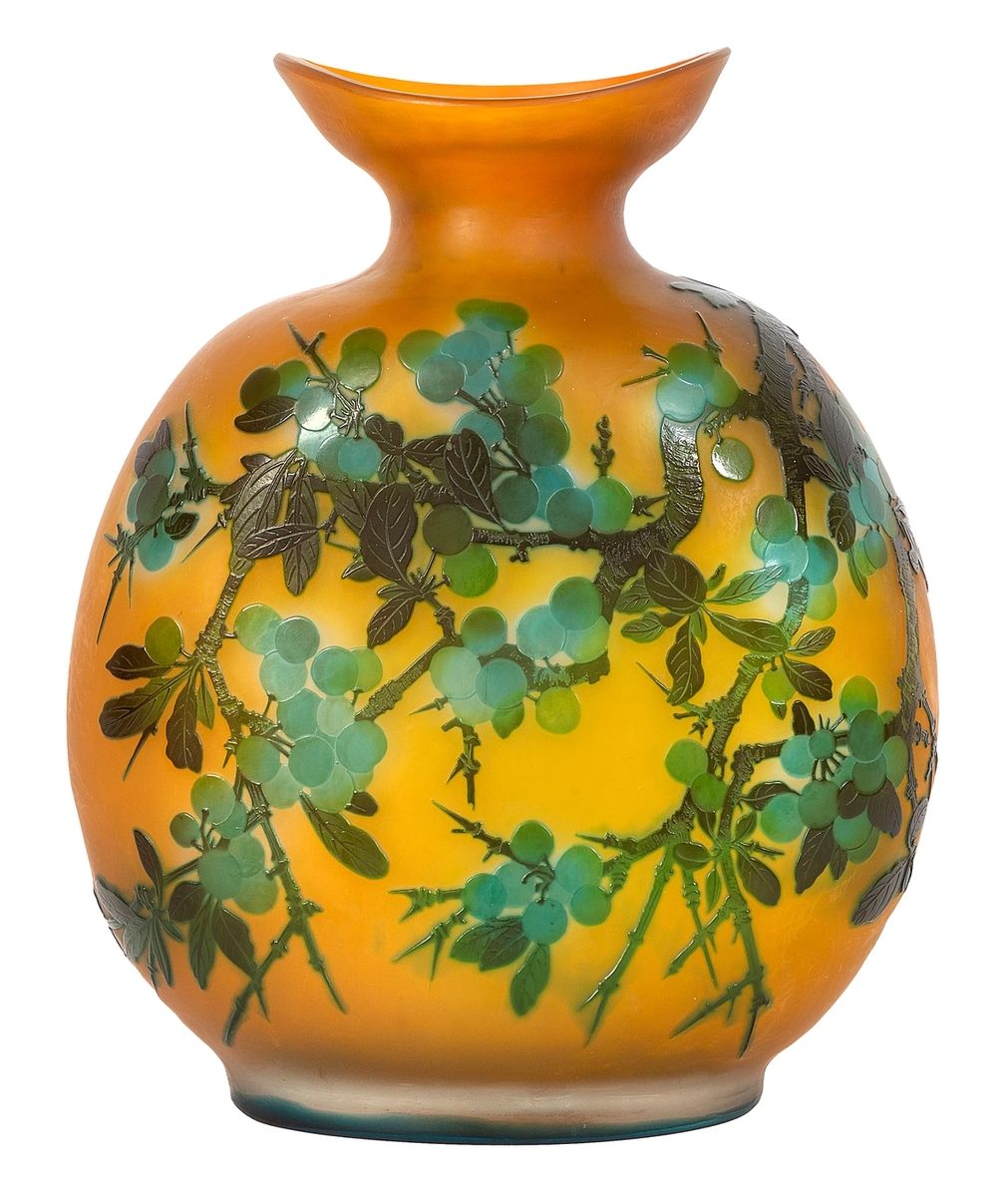 Null Emile GALLÉ (1846-1904)
Vase ovoïde en verre dégagé à l'acide à décor de bo&hellip;