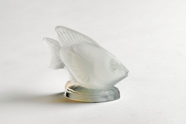 SABINO PARIS Sculpture en verre moulé pressé opalescent figurant un poisson. Sig&hellip;