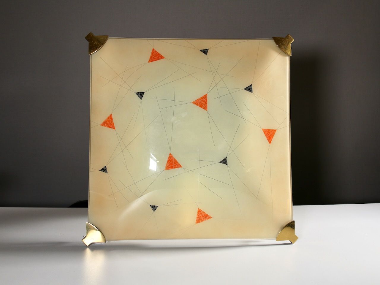 Null 吸顶灯，60 年代，方形，黄铜支架，三角形和线形装饰，50 厘米 x 50 厘米，（请注意运输说明）