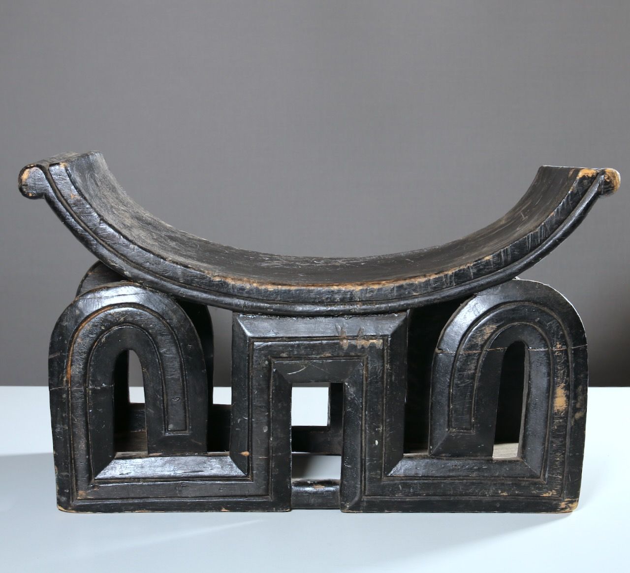 Null Taburete de madera, negro, China, signos de desgaste, c. 1900, tallado, h. &hellip;