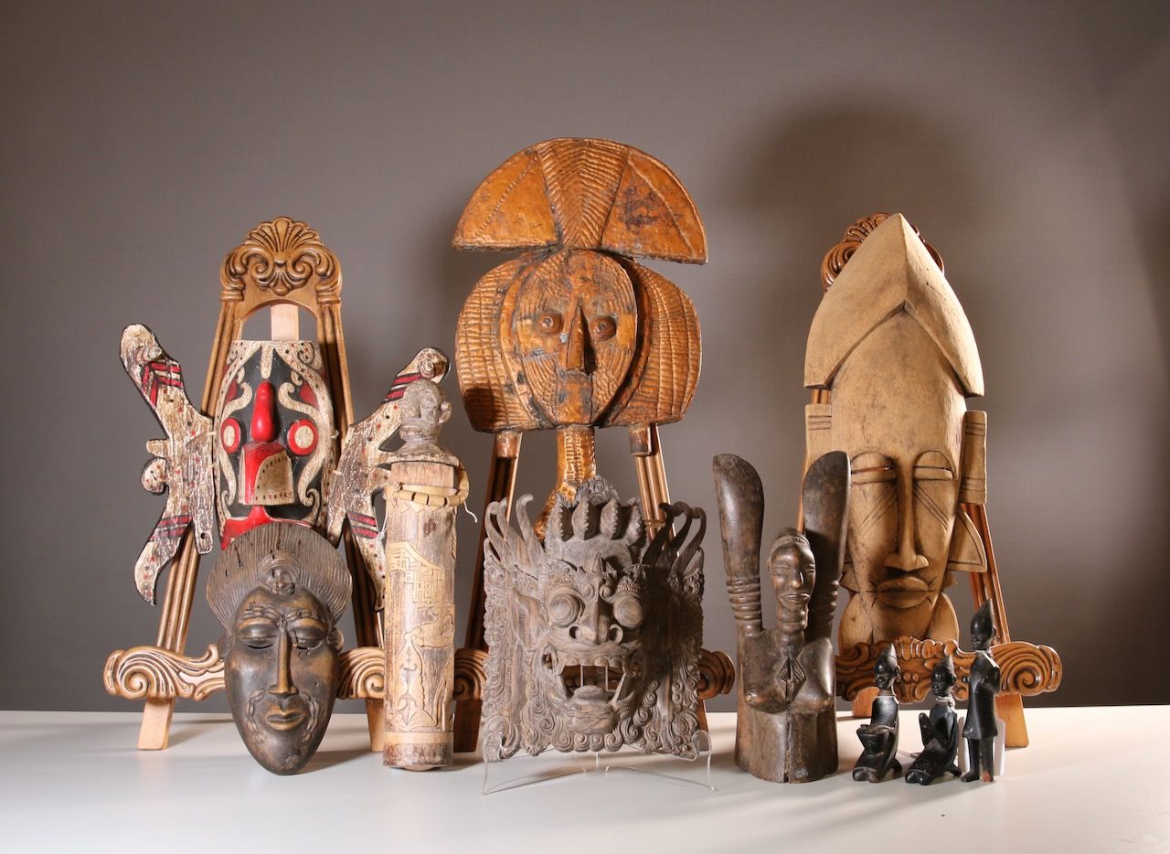 Null Konvolut , 10 Holzskulpturen und Masken, Afrika, 20. Jh. Verschieden