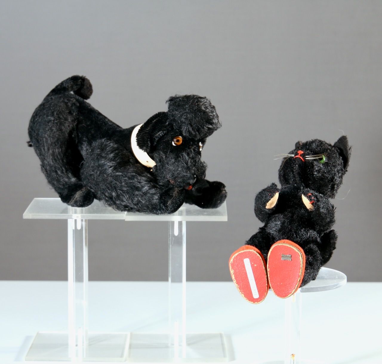 Null Konvolut, 2 Plüschtiere, schwarzer Pudel, Steiff, stehende schwarze Katze
