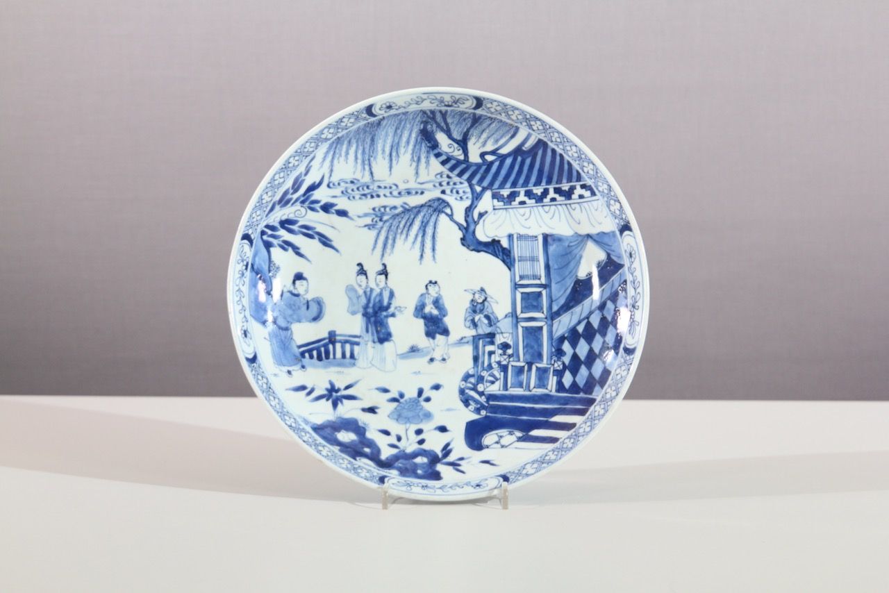 Null Plato chino, porcelana, azul y blanco, escena de una persona, hacia 1900, m&hellip;