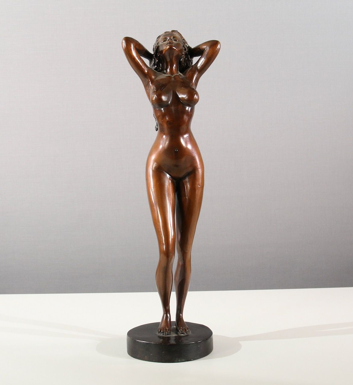 Null Statuette en bronze, moderne, nu féminin debout avec cheveux longs, patine &hellip;