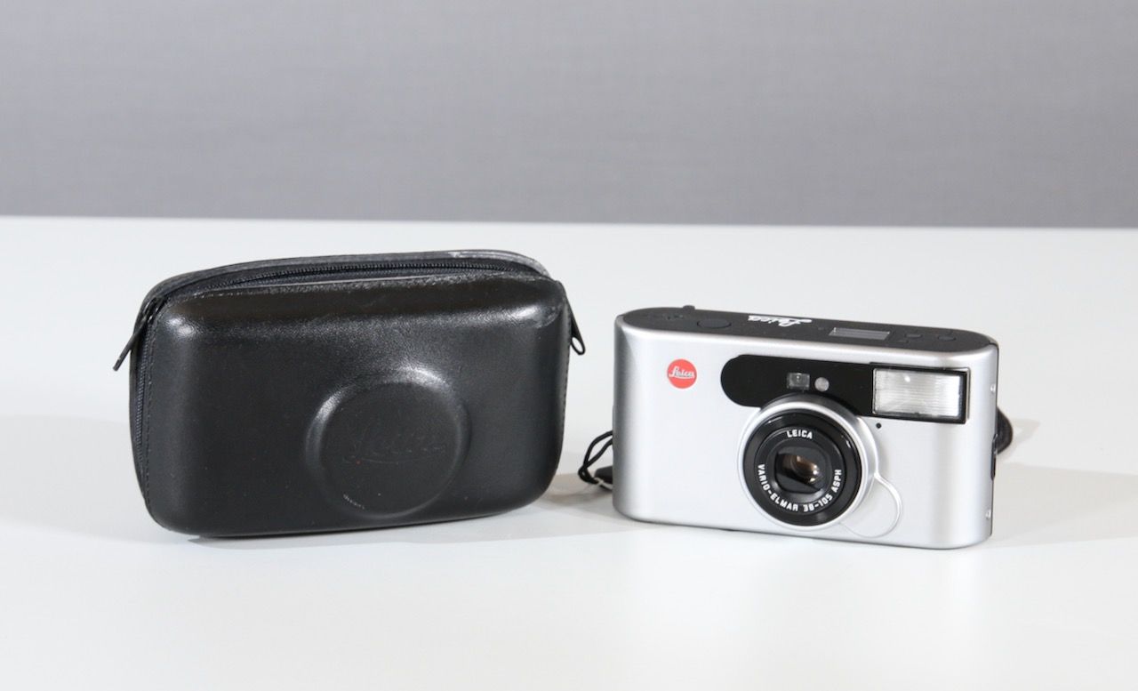 Null 照相机，20 世纪 90 年代，银色 Leica C1 模拟单反相机 Vario-Elmar 38-105，原装皮套，有轻微磨损痕迹，宽 13 厘米，&hellip;
