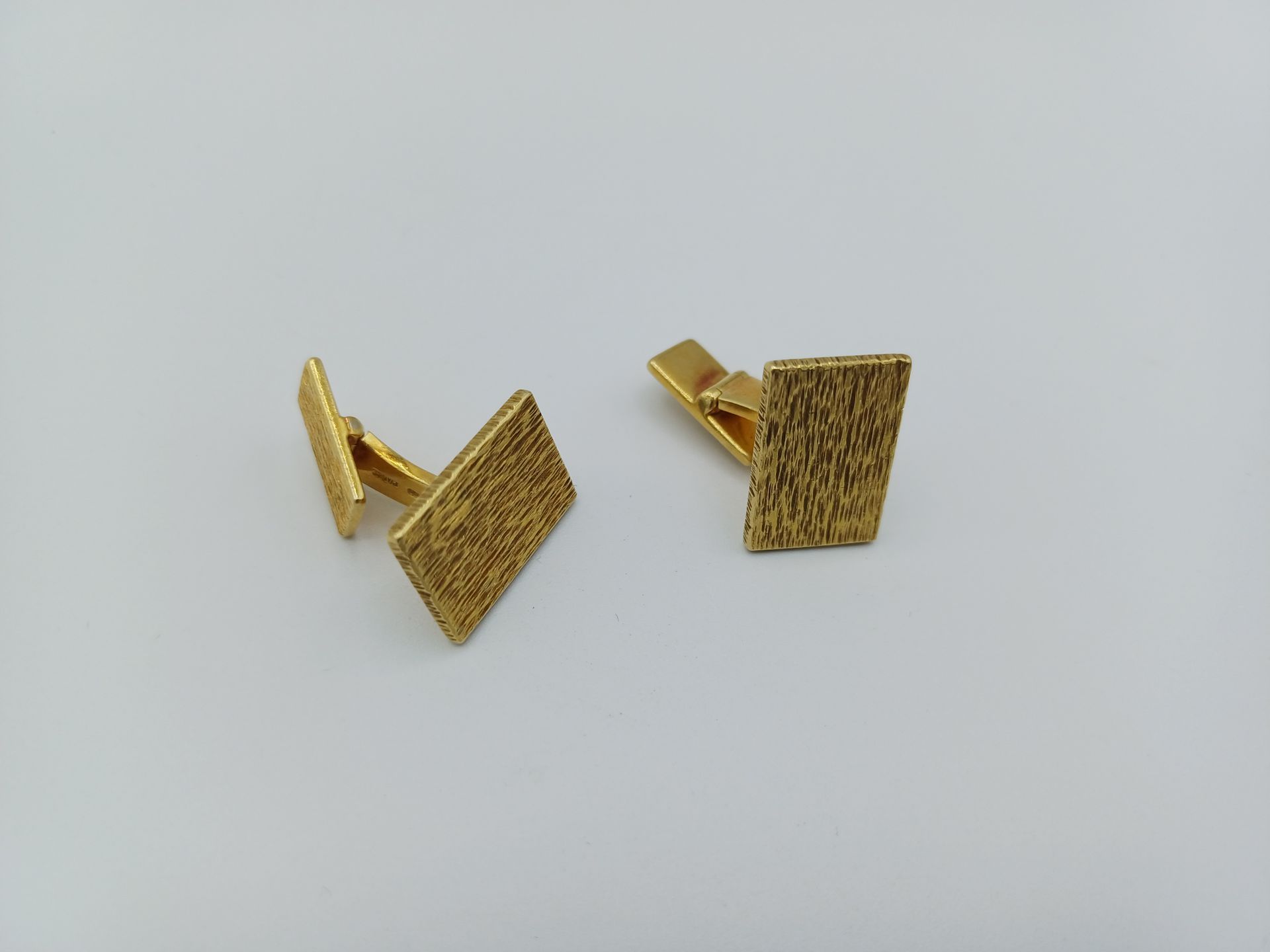Null PIAGET Pair of cufflinks in 18k yellow gold with textured rectangular motif&hellip;