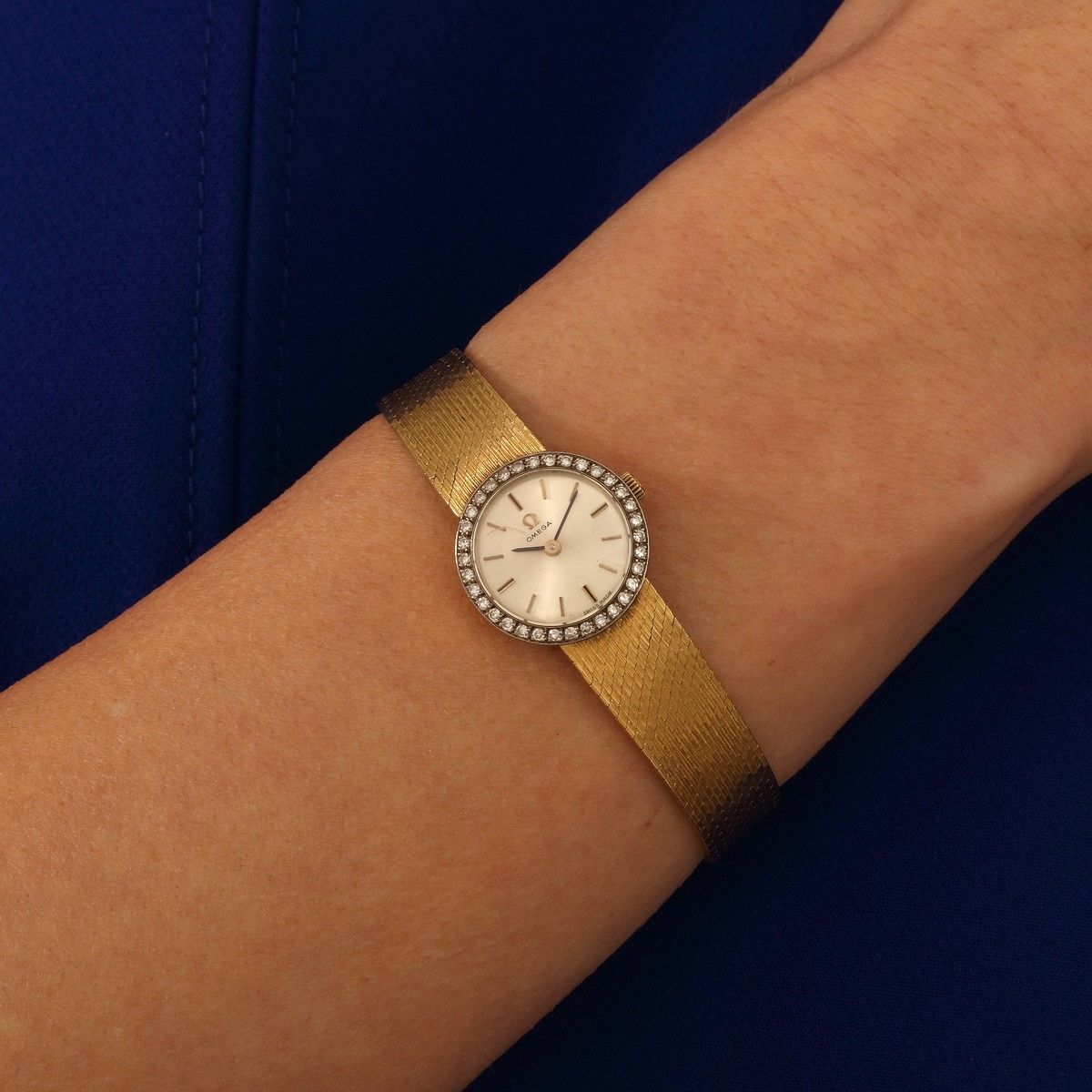 Null OMEGA - Montre bracelet de dame en or jaune 18k, boîtier rond, cadran silve&hellip;