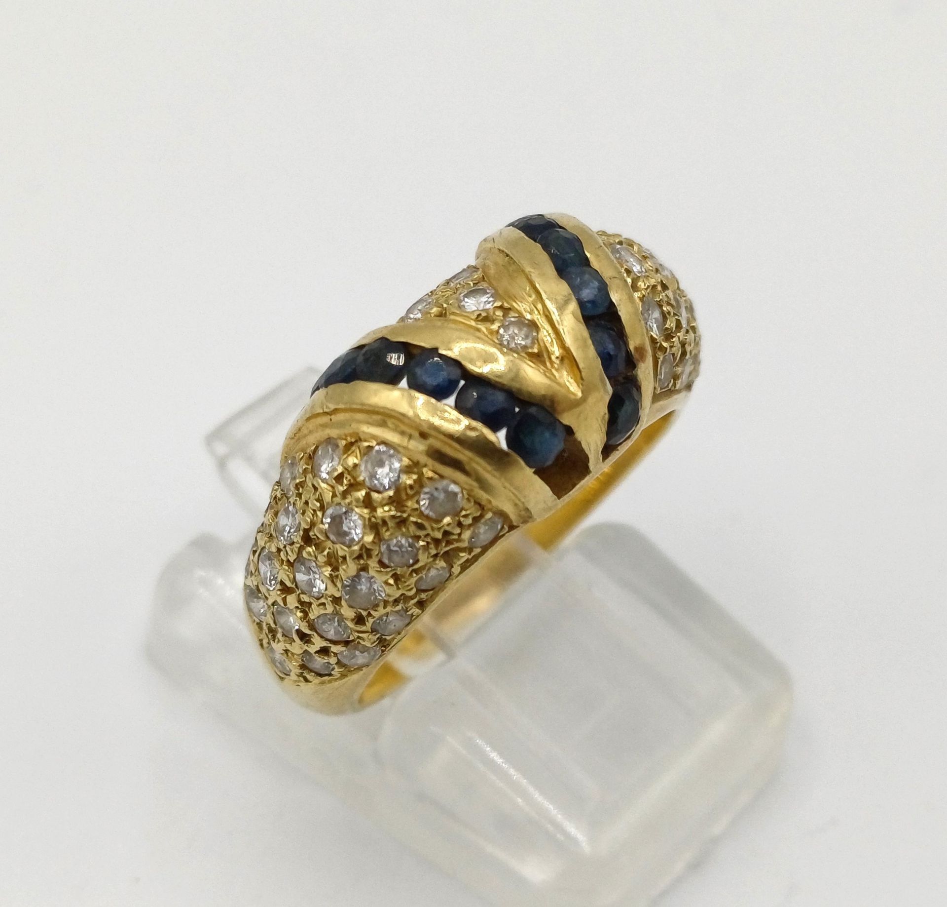 Null Bague jonc bombée en or jaune 18k sertie de deux lignes de petits saphirs (&hellip;