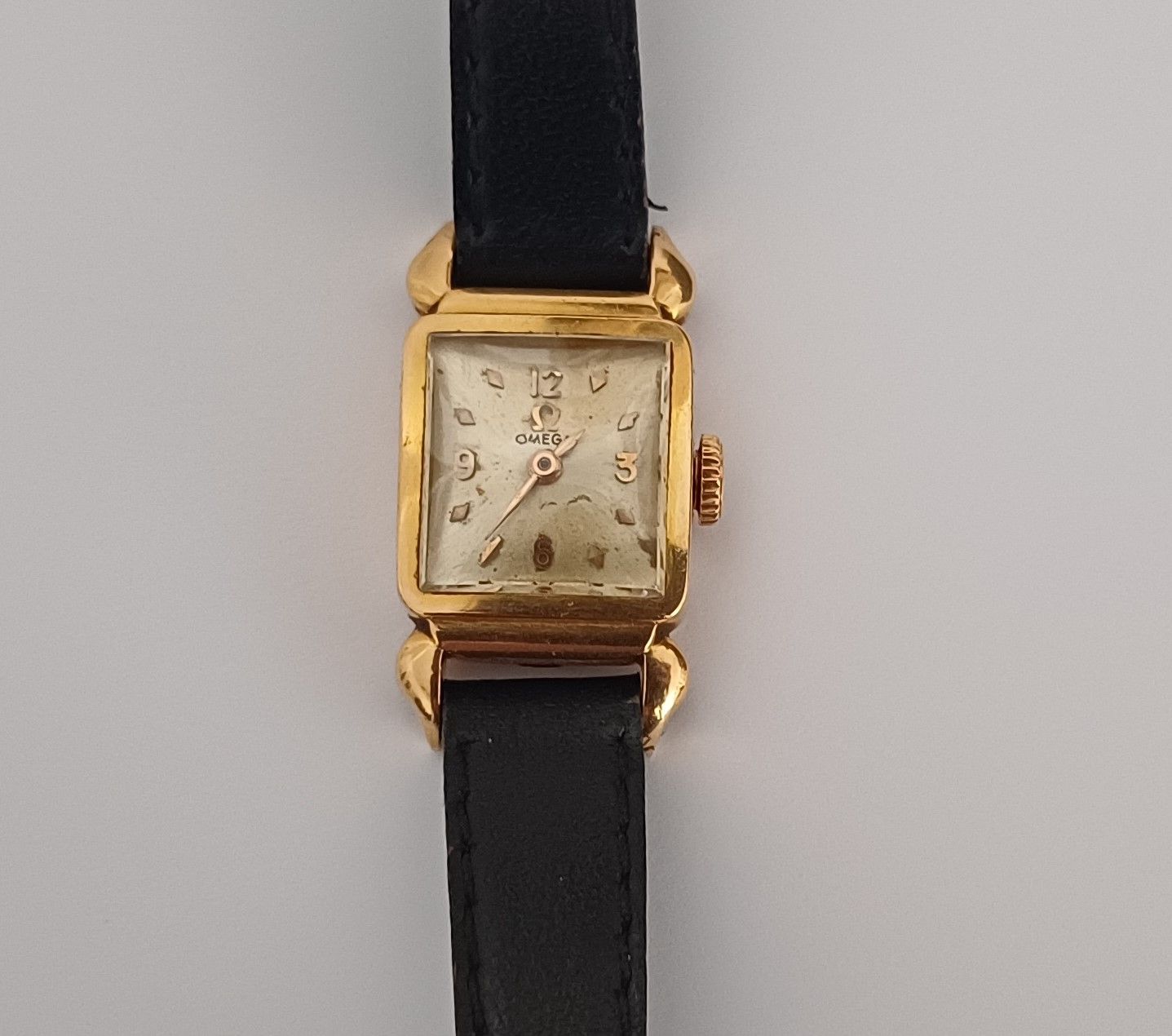 Null OMEGA - 18K 黄金女表，约 1940 年款，方形，香槟色表盘，机械机芯。配黑色皮表带（已磨损）和金属针扣。毛重：15.53 克。
(待维修，&hellip;