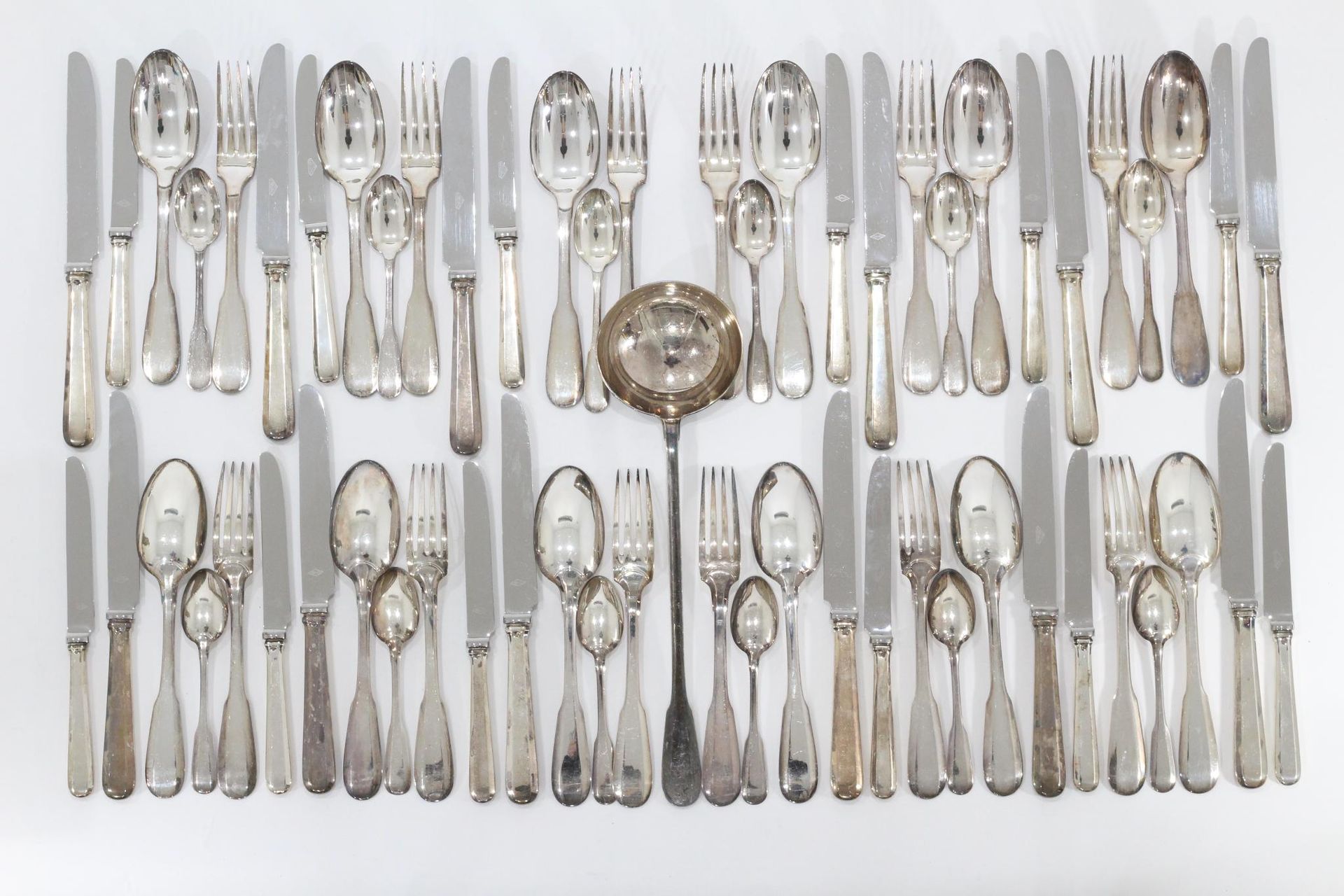 Null 赫宁公司 
一件重要的银质餐具（印记：Minerve），单平面设计，侧面略有切割，包括 12 个餐具、12 个甜点汤匙、一个勺子和 24 把刀，有两种&hellip;
