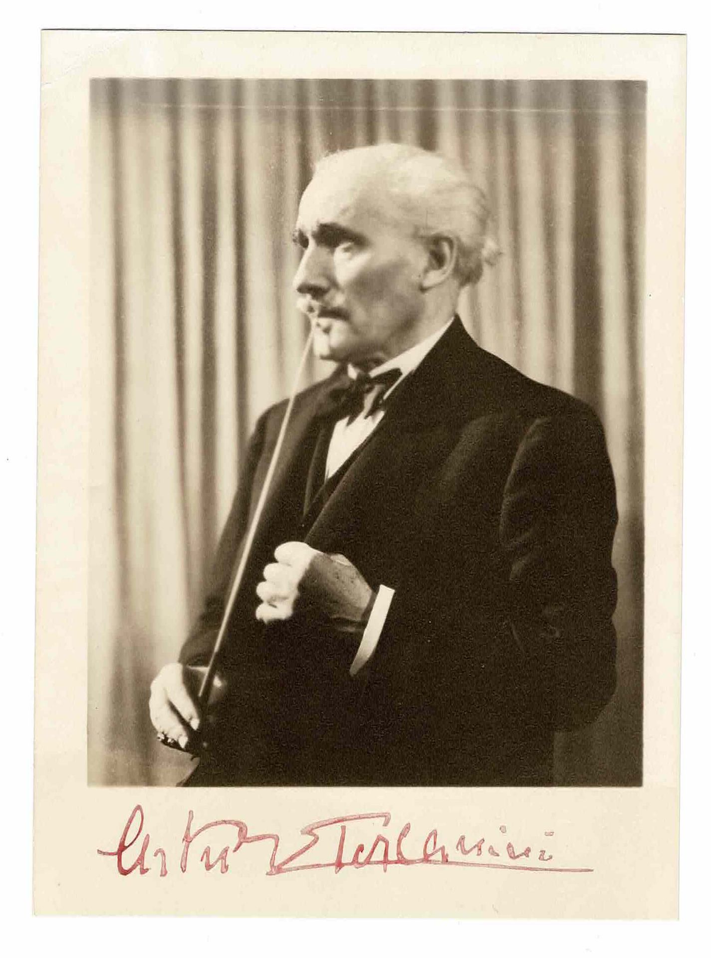 MUSIC - TOSCANINI Arturo (1867 - 1957) - Signed printed photograph Il étudie le &hellip;