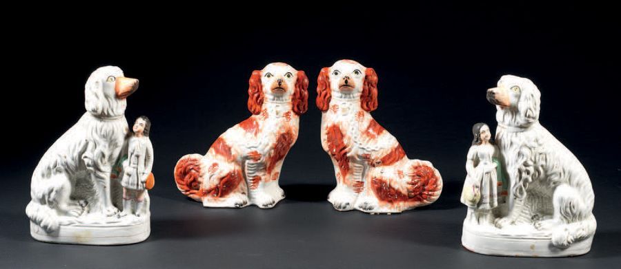 Null ENSEMBLE DE DEUX PAIRES DE STATUETTES En céramique représentant des chiens &hellip;