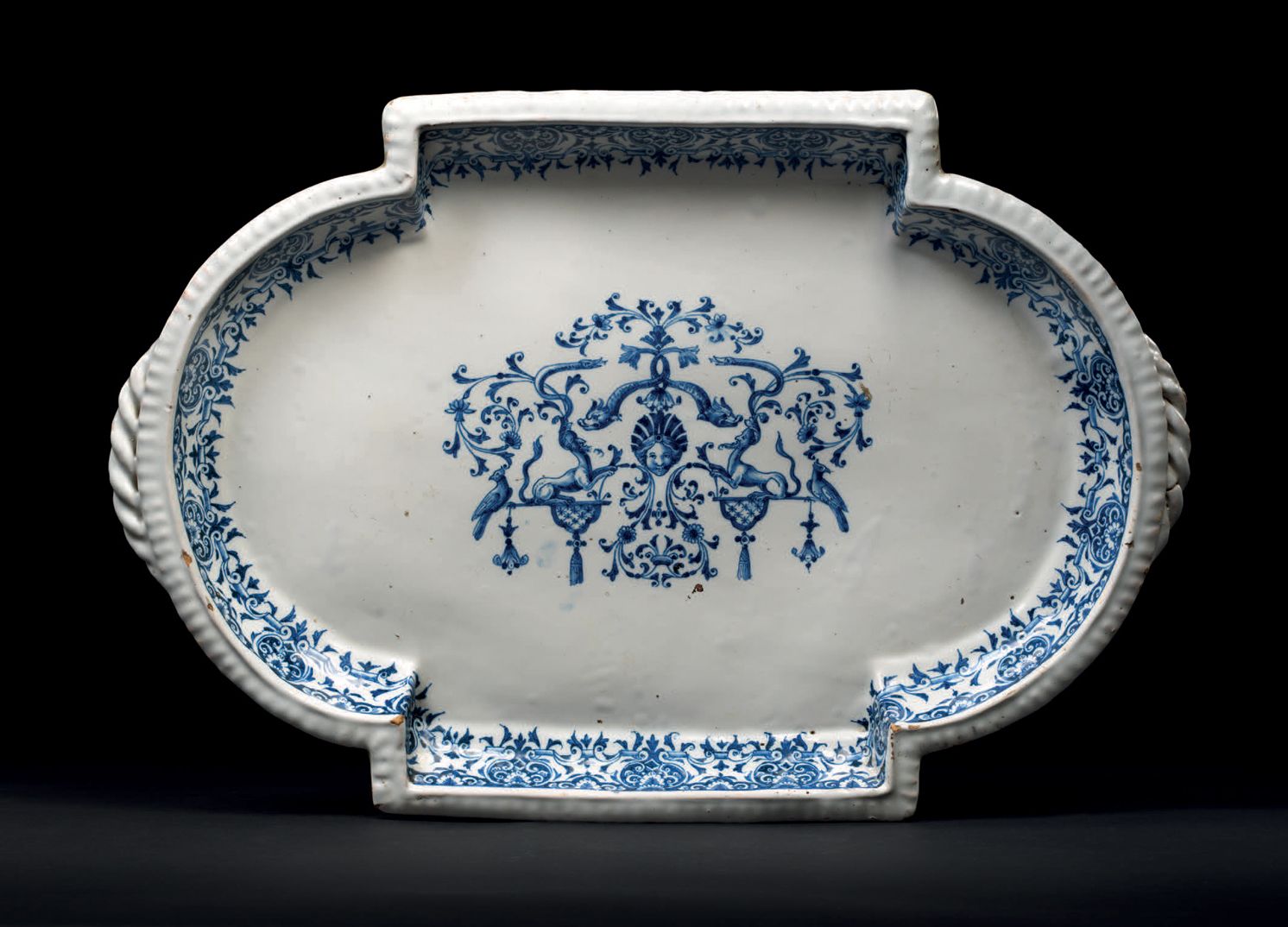 Null 大型彩绘盘 Moustiers，Clérissy工厂，约1715-1720
陶器，蓝色彩绘装饰
保存完好
35 x 51 cm
出处
巴黎私人收藏，自&hellip;