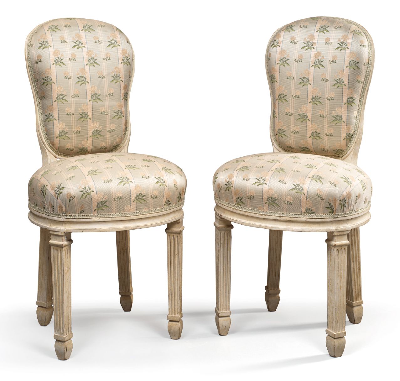 Null 
一对乐师椅 法国，路易十六时期，约1790年

模制和涂漆的木材

H.94厘米，宽46厘米，长52厘米



在路易十六统治的末期，一个以前零星应&hellip;