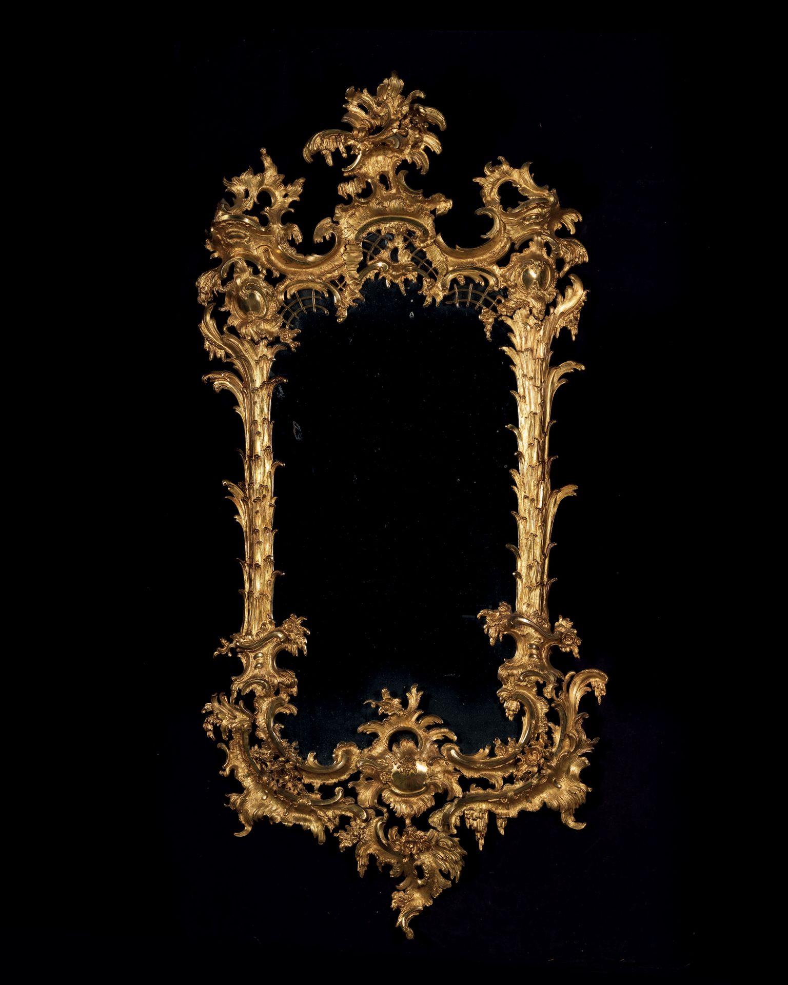 Null 
镜子 德国作品，18世纪末至19世纪

鎏金铜和镜子

H.160厘米，长79厘米



这面美丽的镜子有一个弯曲的形状，上面有丰富的锯齿状和移动的&hellip;