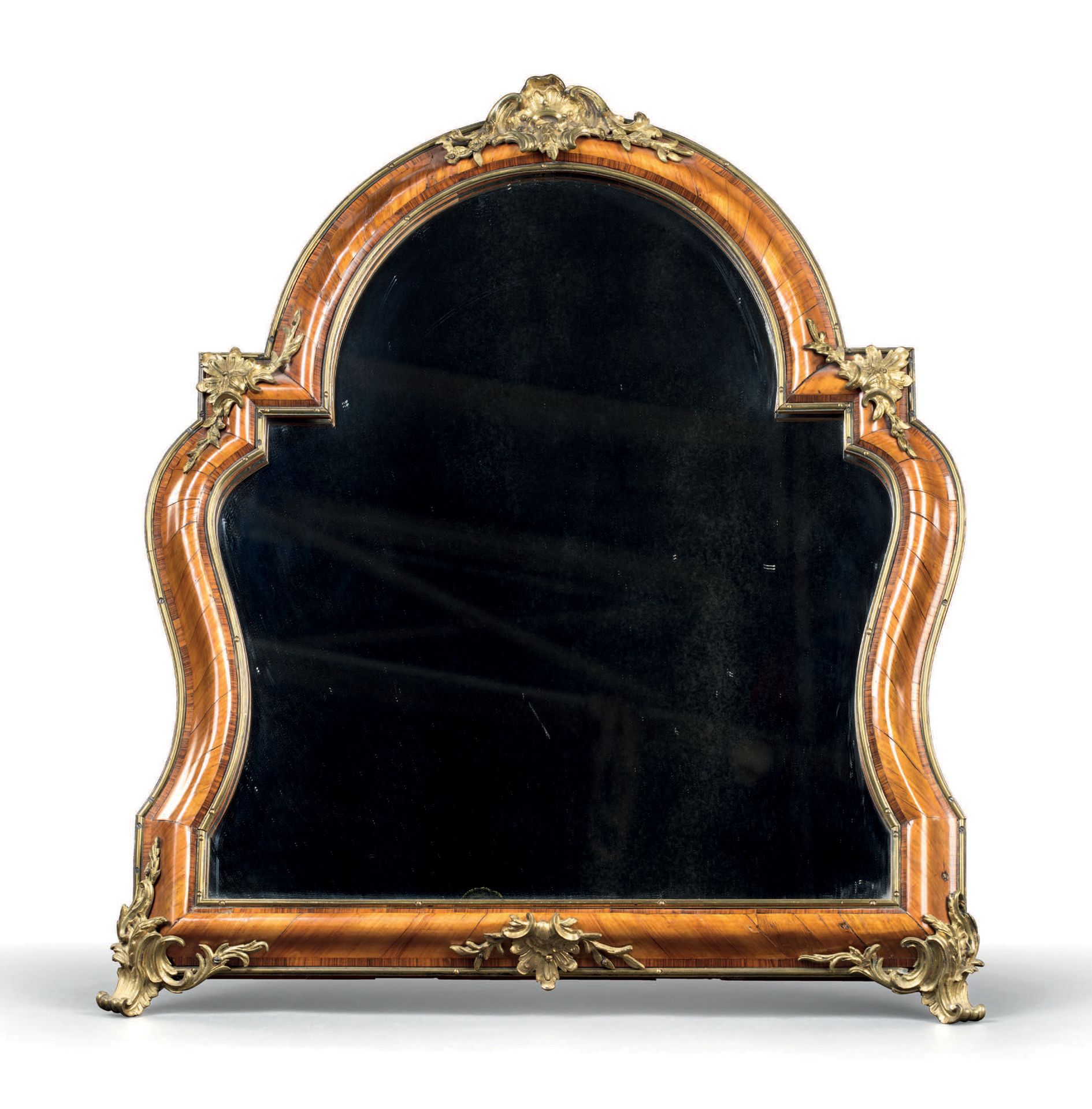 Null 
镜子 法国，路易十五时期 紫檀木；鎏金青铜

H.72厘米，宽63厘米，深6厘米



路易十五为他的厕所拥有一面镜子，"顶部是拱形和弯曲的"，其描&hellip;