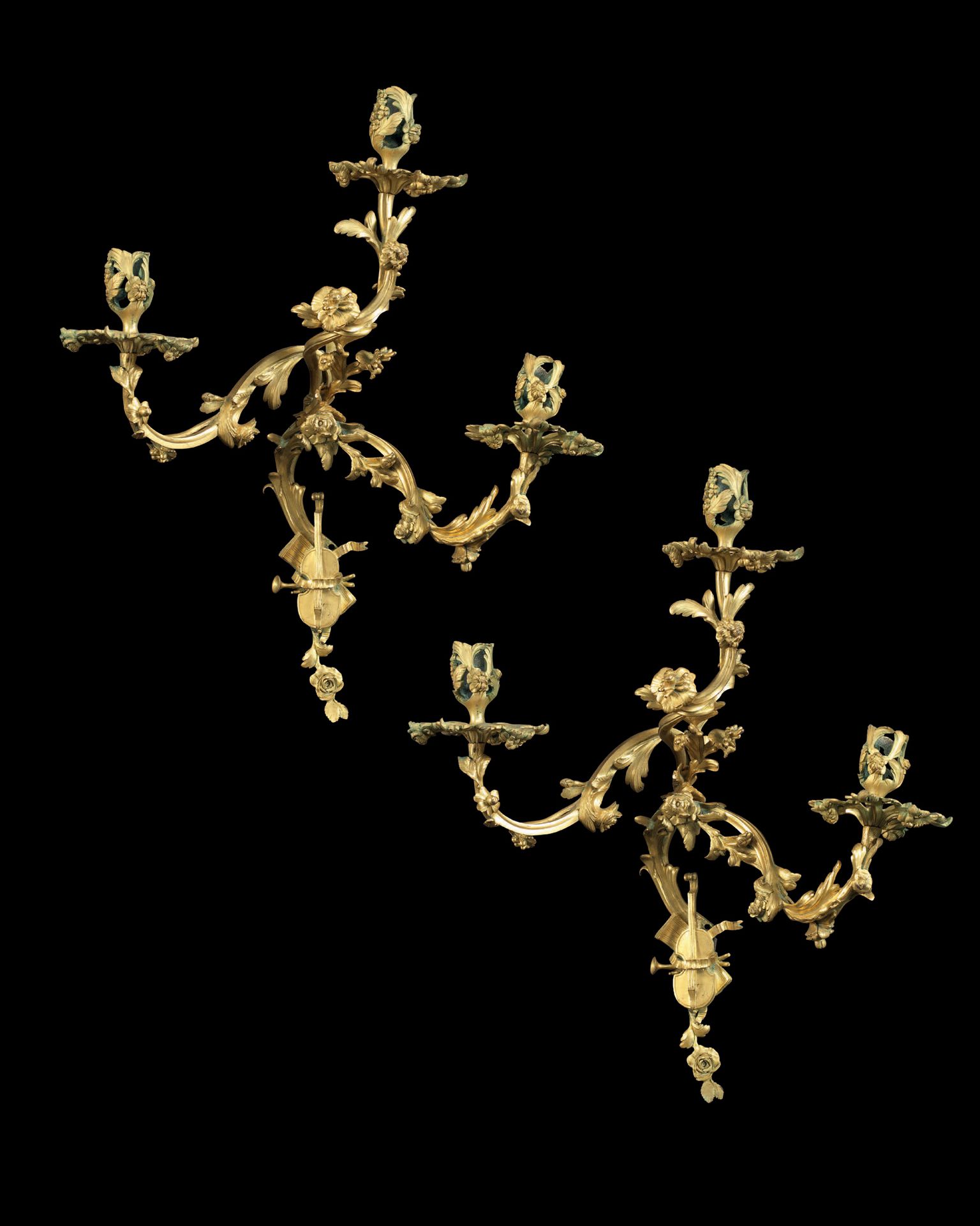 Null 
一对带音乐奖杯的壁炉 "法国

法国，路易十五时期 鎏金青铜

H.55厘米，宽37厘米，长20厘米



这对罕见的青铜凿刻和镀金的壁灯由三个灯臂&hellip;