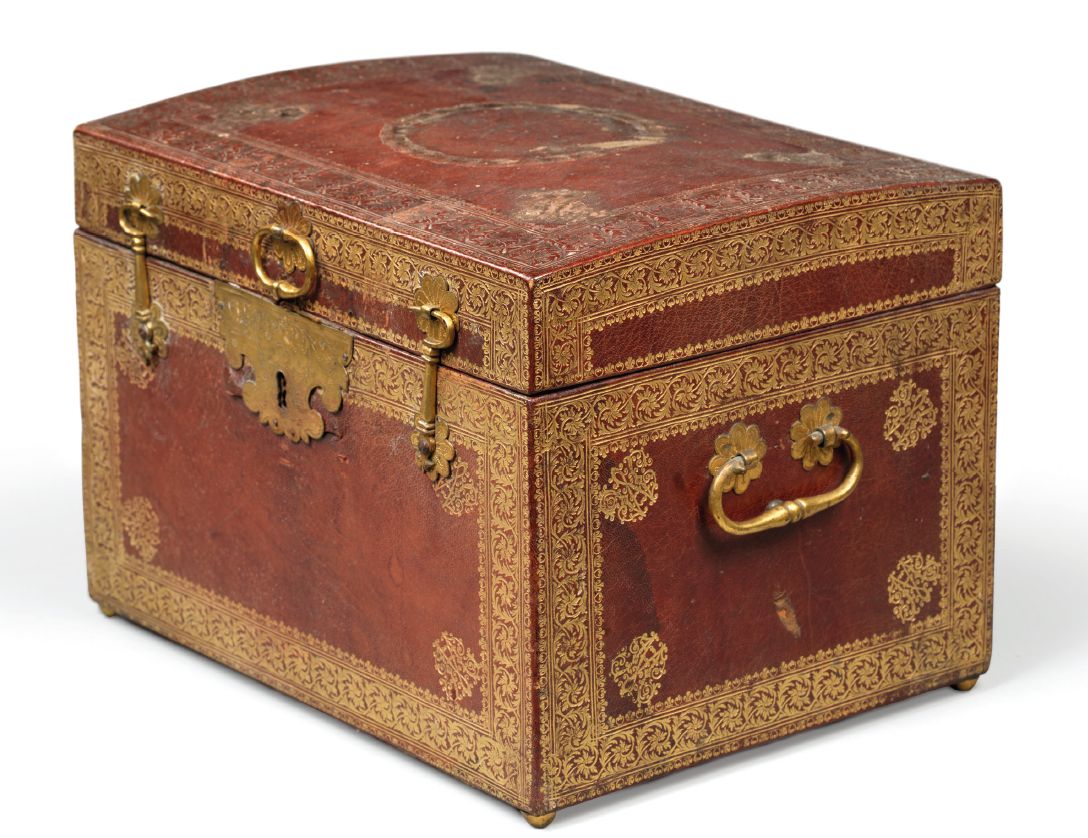 Null 
Marie-Josèphe de Saxe "盒子



法国，路易十五时期 橡木框架；镀金皮革与小费；黄铜



H.25厘米，宽35厘米，长27&hellip;