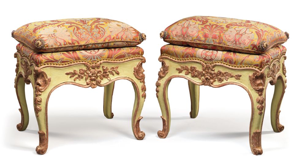 Null 
一对 "支票 "凳子



德国（？），18世纪中叶 髹漆和镀金的橡木；织物



H.56厘米，宽61厘米，长49厘米

这对美丽的 "格子 "凳&hellip;