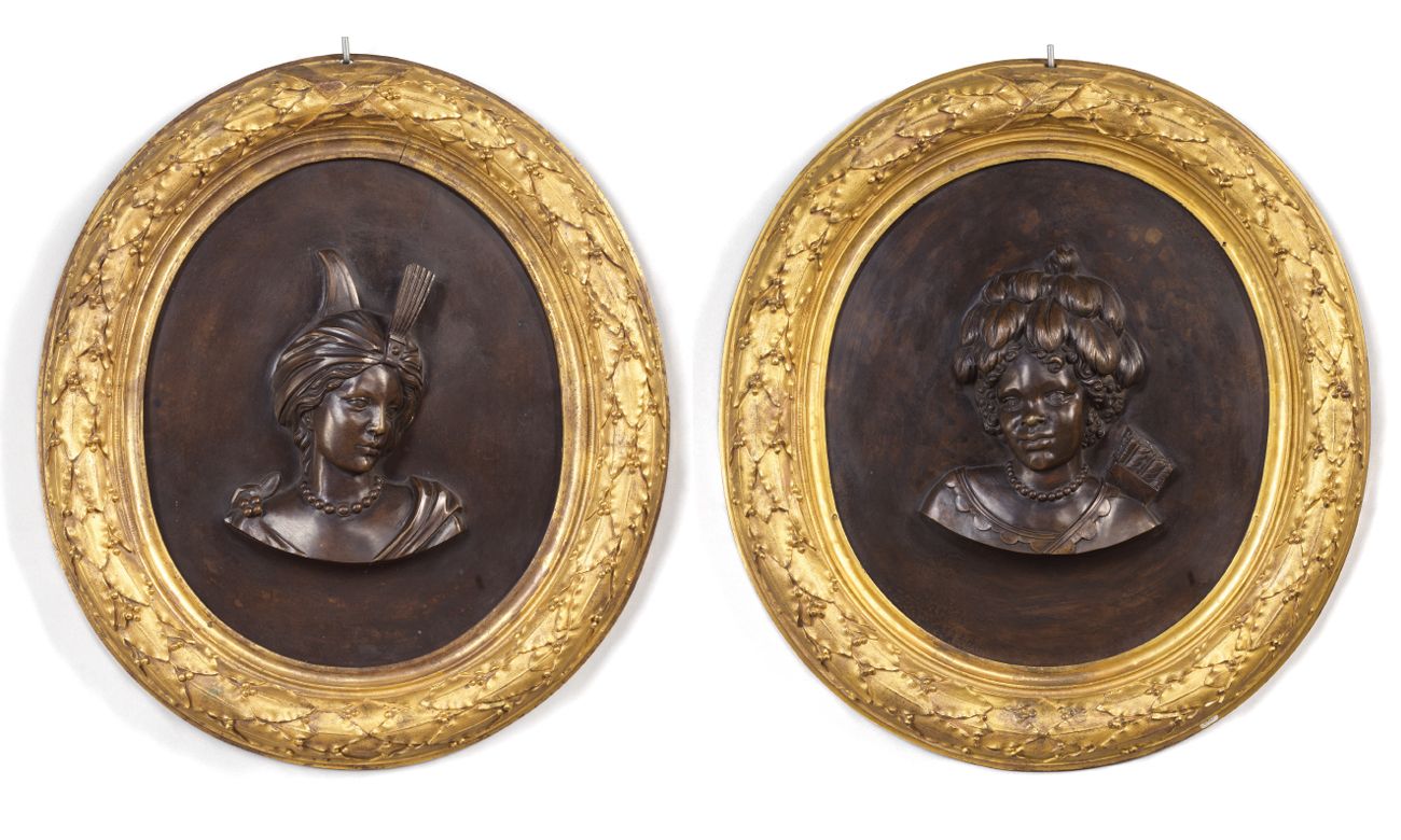 Null 
一对代表亚洲和美洲的奖牌架 路易十四时期，约1700年



染色的青铜器和它们凿刻和镀金的青铜框架



H.56厘米，D. 52厘米



这些&hellip;