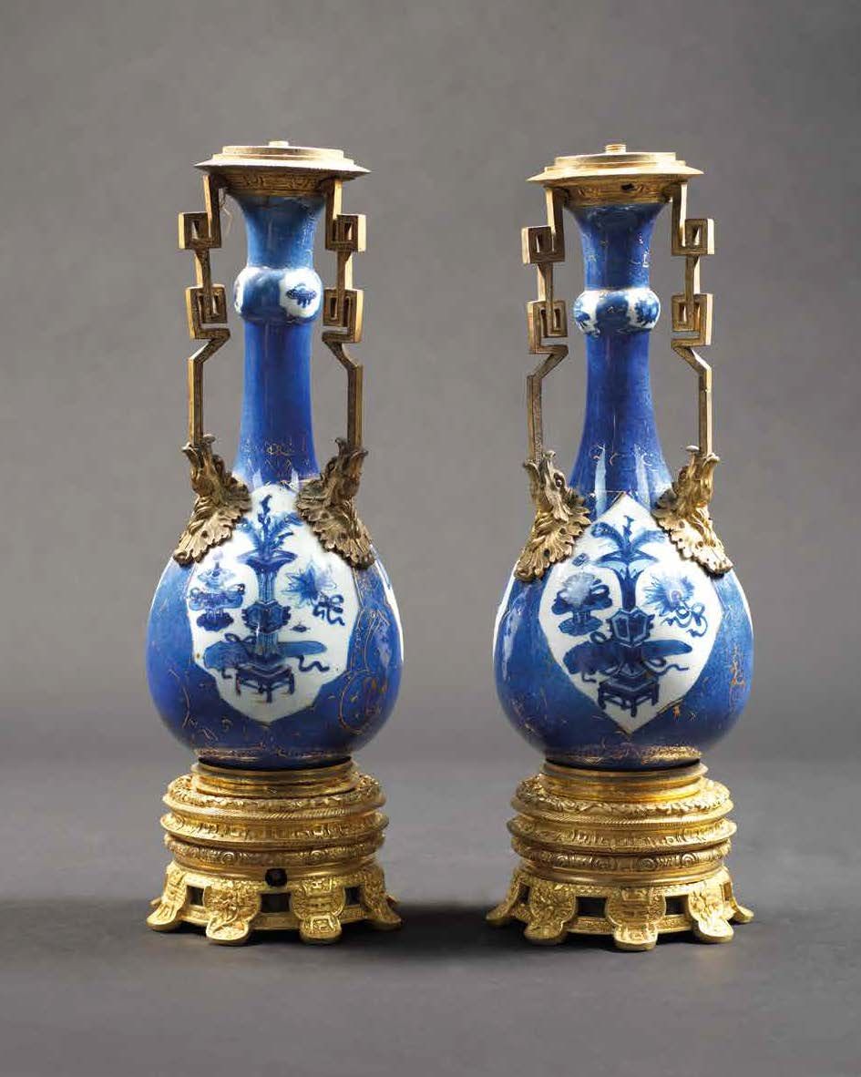 Null PAIRE DE VASES en porcelaine de Chine, montés en lampe
Porcelaine : Chine, &hellip;