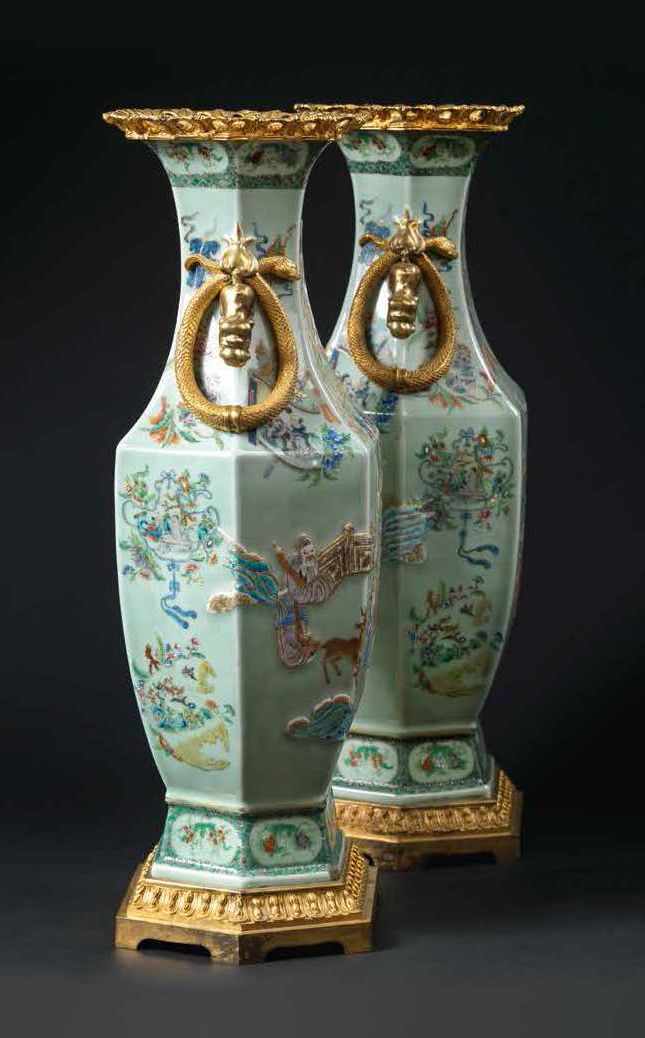 PAIRE DE VASES CÉLADON à décor de scènes de palais Porcelaine : Chine, dynastie &hellip;