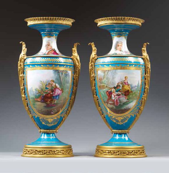 Null 一对带有路易十六和玛丽-安托瓦内特肖像的花瓶 大约1890年
珐琅彩瓷器；鎏金铜器
一脚修复
高70厘米，直径31厘米
出处
J.B.收藏
这对天蓝色&hellip;