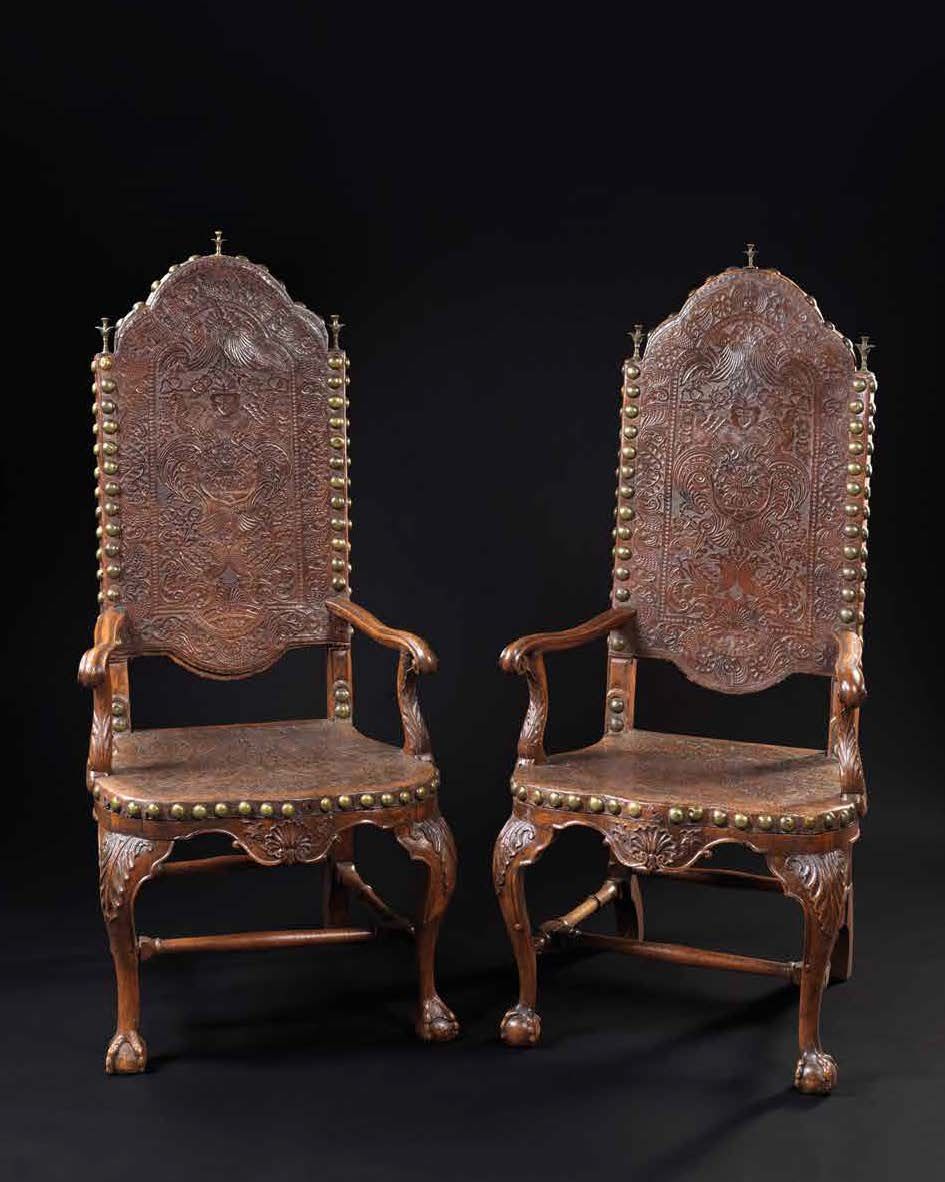 Null 一对皮质软垫扶手椅 西班牙，17世纪下半叶
胡桃木；皮革；青铜
高。138 cm, W. 65 cm, D. 53.5 cm
这对胡桃木扶手椅雄伟的尺&hellip;