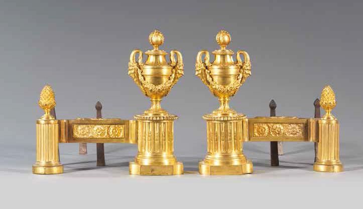 Null PAIRE DE CHENETS ORNÉS DE VASES Travail ancien, style Louis XVI Bronze doré&hellip;