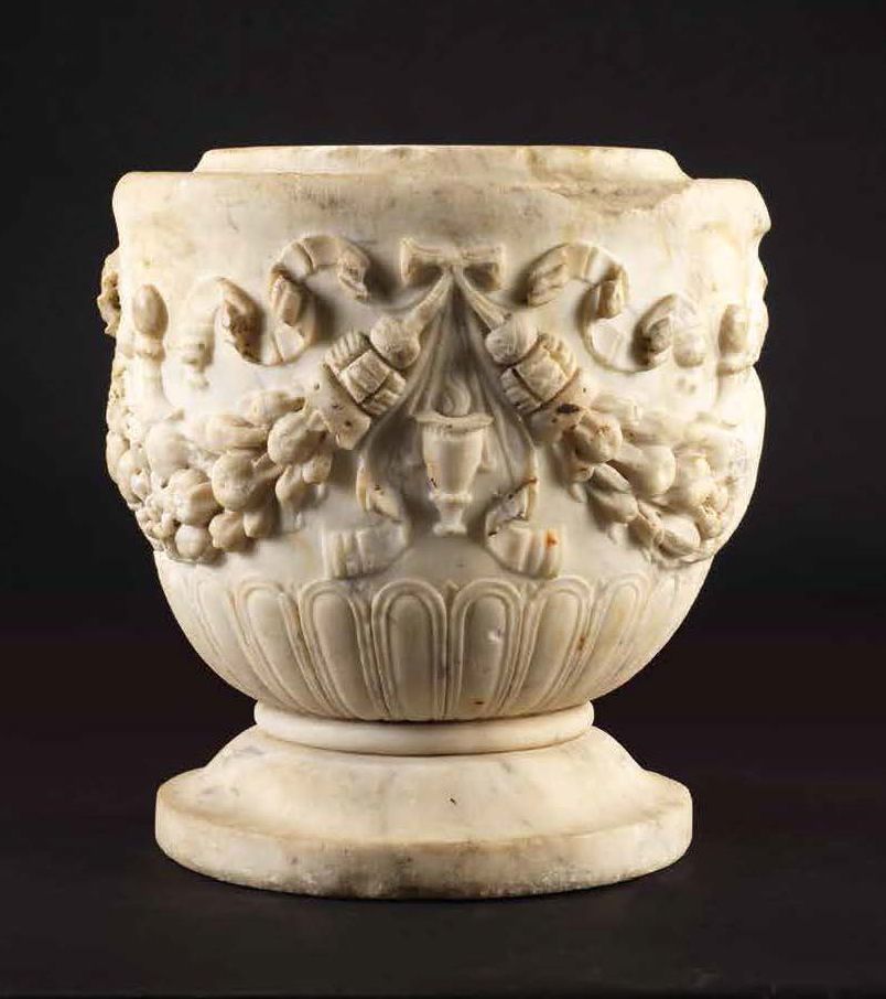 Null 大理石花瓶，装饰有花环的水果和火盆
文艺复兴时期-意大利，16世纪
大理石
缺少盖子
高。39厘米，直径36厘米