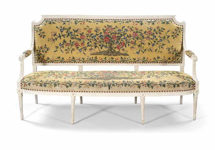 Null 客厅家具 一张沙发和四把扶手椅 à la Reine
路易十六时期 雕刻和白色重漆榉木；缝制挂毯
沙发的尺寸：高99厘米，宽174厘米，长60厘米
扶&hellip;