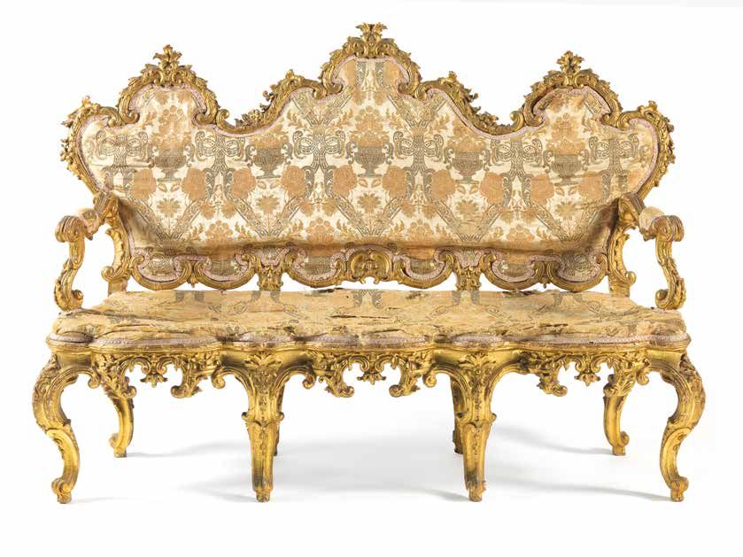 Null 三层进化沙发 意大利，18世纪
鎏金木；锦缎丝绸
内饰磨损
高。108 cm, W. 166 cm, D. 66 cm
这个三层进化沙发，可能是威尼斯&hellip;