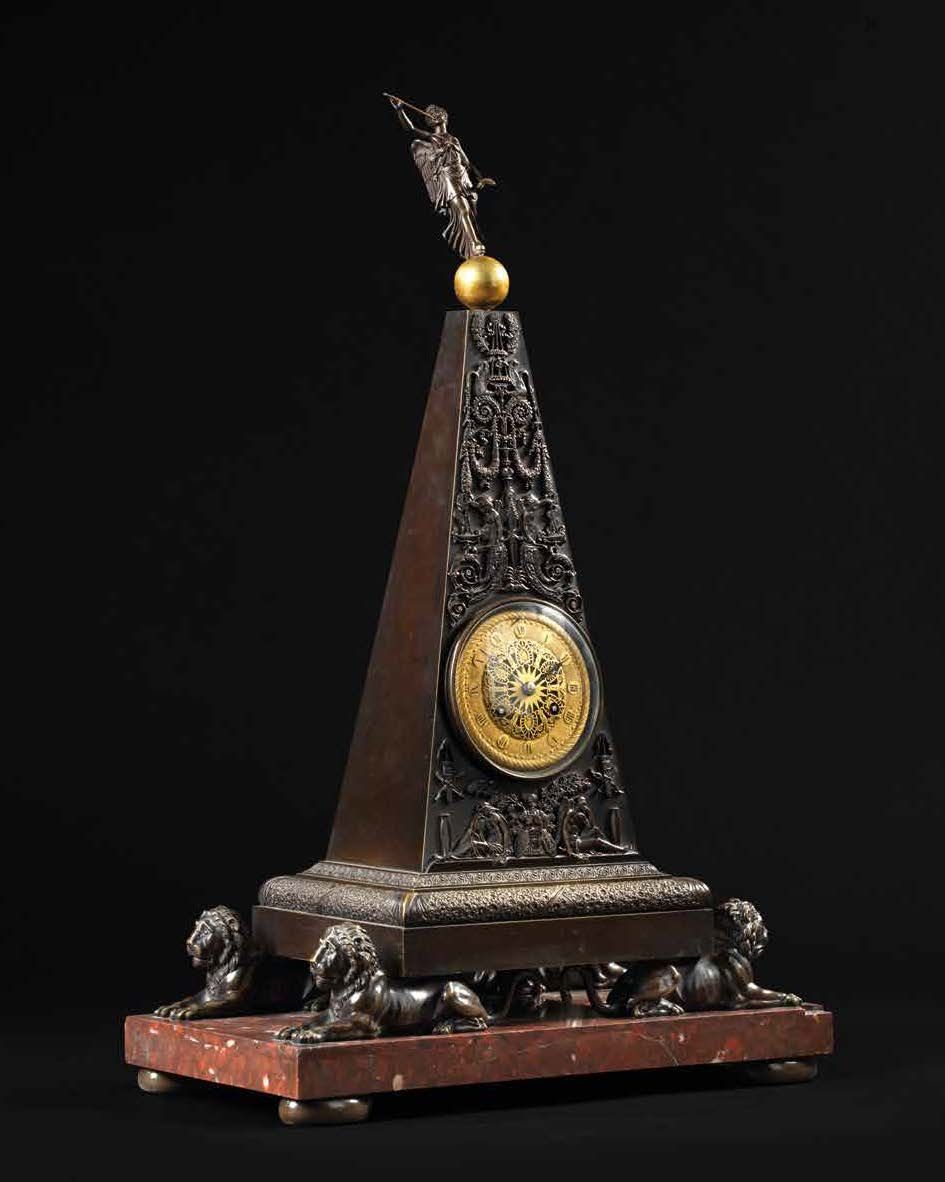 PENDULE « LA PYRAMIDE » France, XIXe siècle Bronze, partiellement doré ; marbre &hellip;