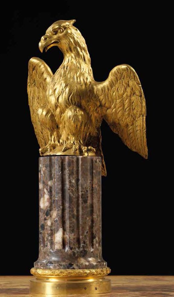 Null 镀金铜鹰 意大利，17世纪
镀金铜；新布雷西亚大理石
高。37.5厘米，长21厘米
雄伟的动物，伸出翅膀的鹰是罗马、帝国和福音战士圣约翰的象征。它出现&hellip;
