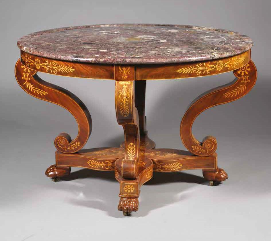Null 圆桌 比利时，约1810年
桃花心木和黄木；比利时红色griotte大理石
修复后的桌面底座
H.78 cm, D. 120 cm
出处
Châtea&hellip;