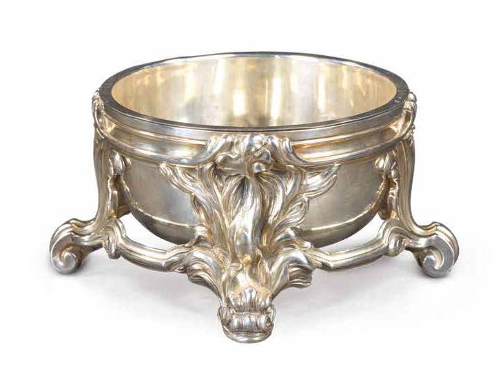 Null 卡维利亚碗，带杜芬斯 巴黎，20世纪初
银950千分之一
水星头印，用于出口
内部有米纳瓦的印记，金匠大师 MKC 高10厘米，直径17.5厘米
重量&hellip;