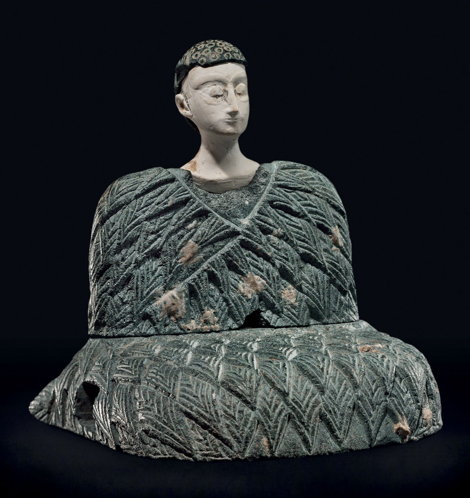 Null BACTRIAN PRINCESS 公元前3世纪末-2世纪初 绿泥石（或肥皂石？
H.8.2厘米
完整的雕像，状况良好，右脚丢失（原来插在可见的方孔中&hellip;