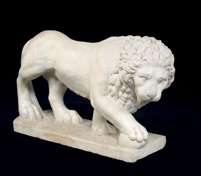 Null PAIRE DE LIONS «MÉDICIS»
Italie, XVIIe siècle Marbre blanc
H. 52 cm, L. 92 &hellip;