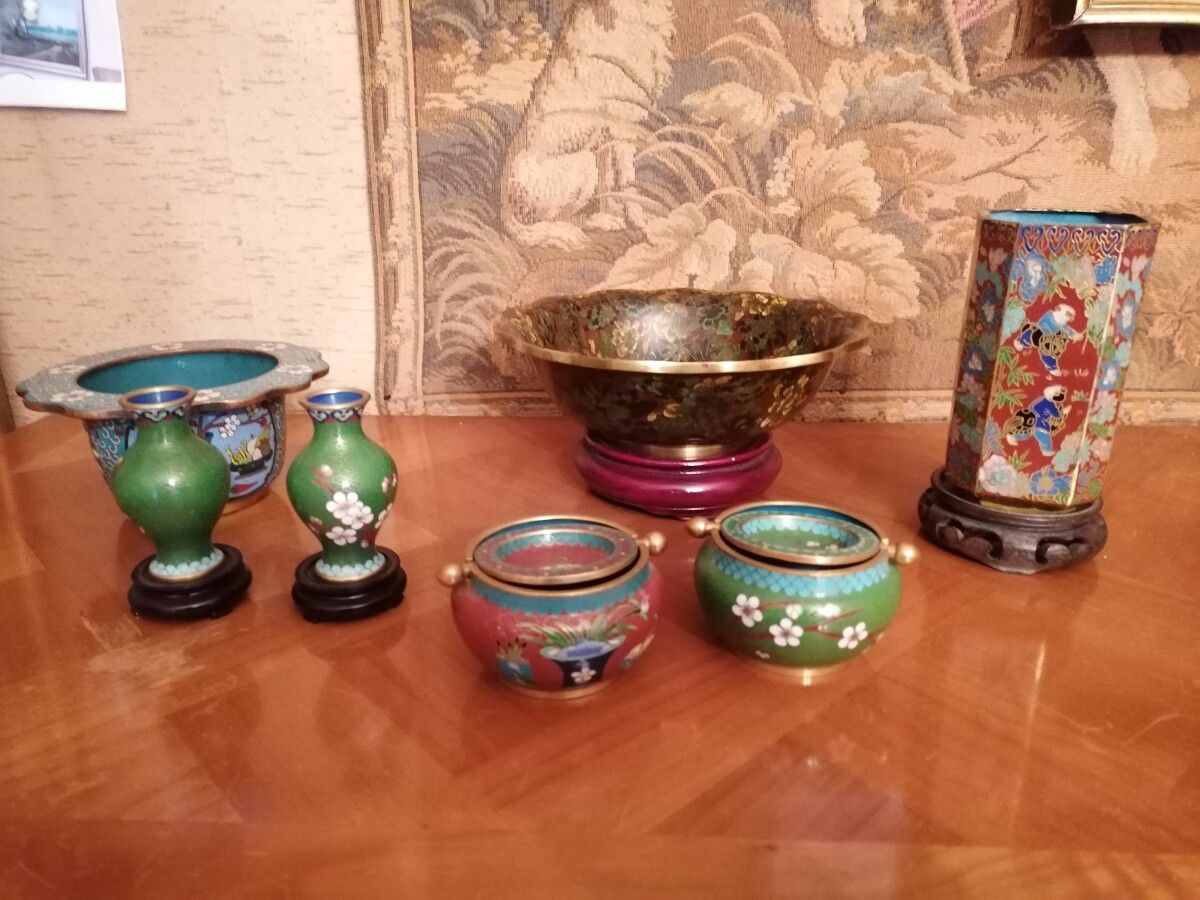 Null CHINA- Lot of cloisonné enamels including 7 bowls, baluster vase, ashtrays,&hellip;