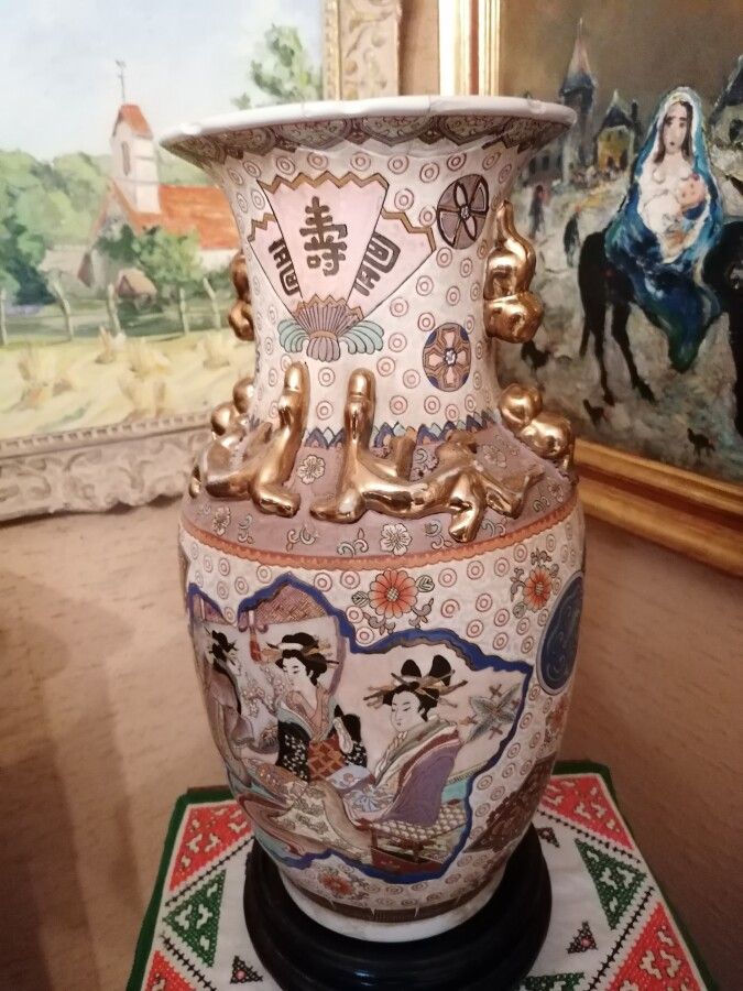 Null CHINE- Vase en porcelaine décor de kwanines. H 46 cm (accident au col)