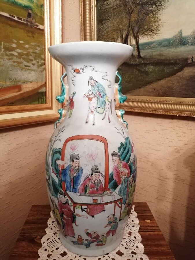 Null 中国- 瓷质柱形花瓶，有人物和动物形把手。高46厘米