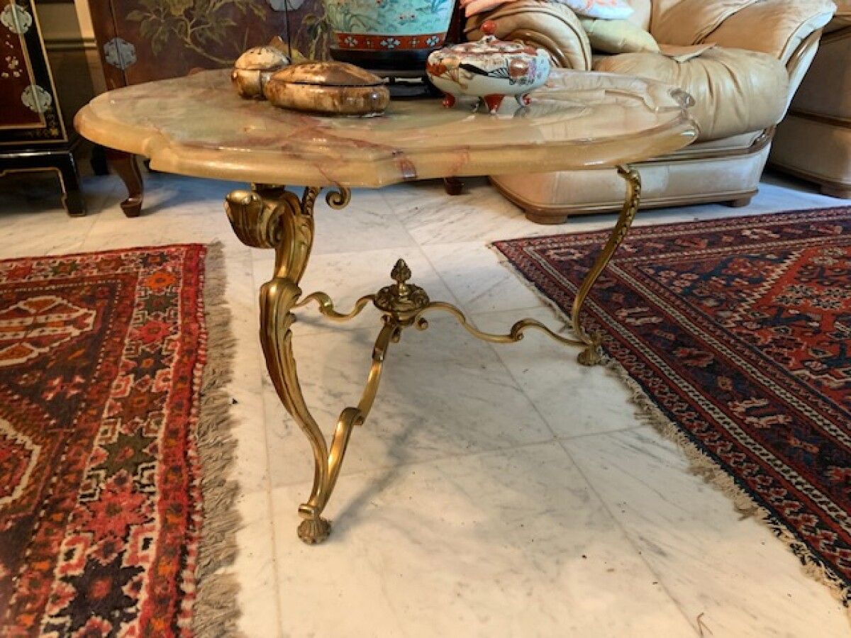 Null Low table with gilded metal base and resin top. H 45, diam: 74 cm (cracked &hellip;