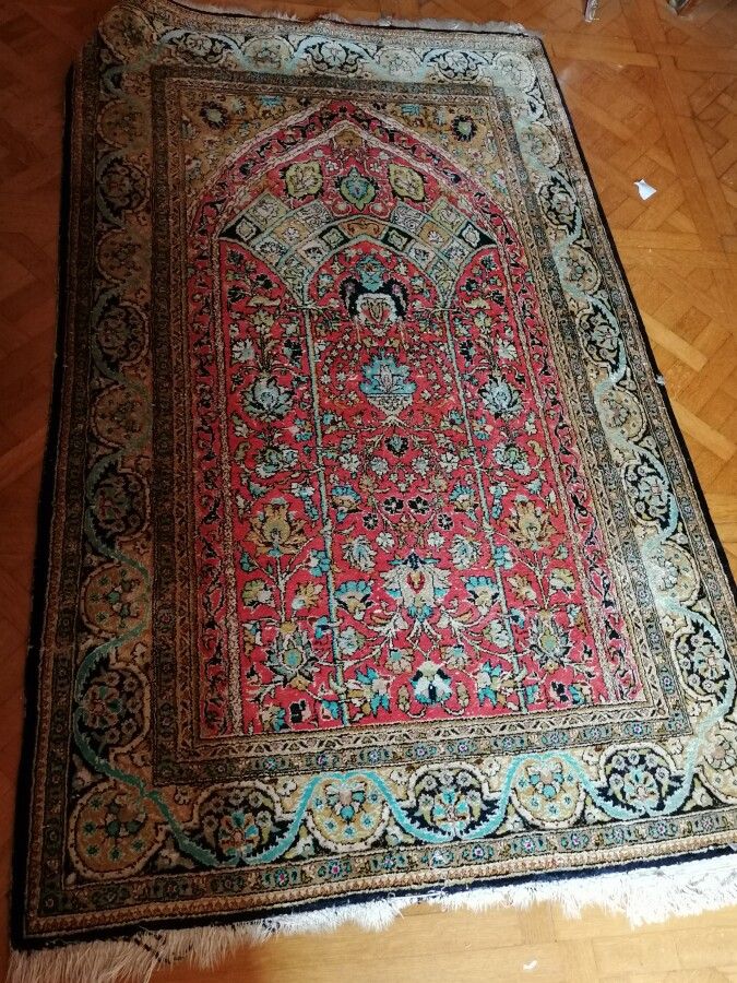 Null Wool and silk carpet with a red border decorated with scrolls, doors of par&hellip;
