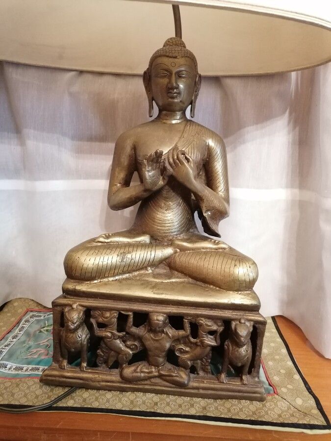 Null Jh. Vergoldeter Bronze-Lampensockel mit Buddha im Lotussitz. H 35 cm