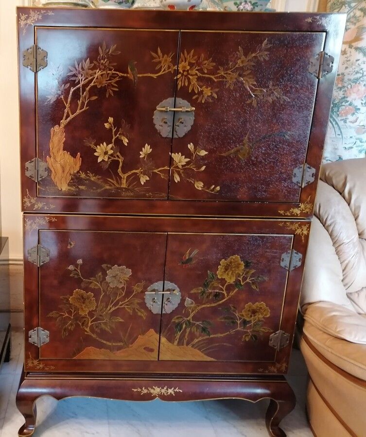 Null 中国风格的漆木电视柜，有飞鸟的装饰。高147，宽93，深50厘米。附有一个中国风格的小漆木方柜。H 61, W 50, D 50