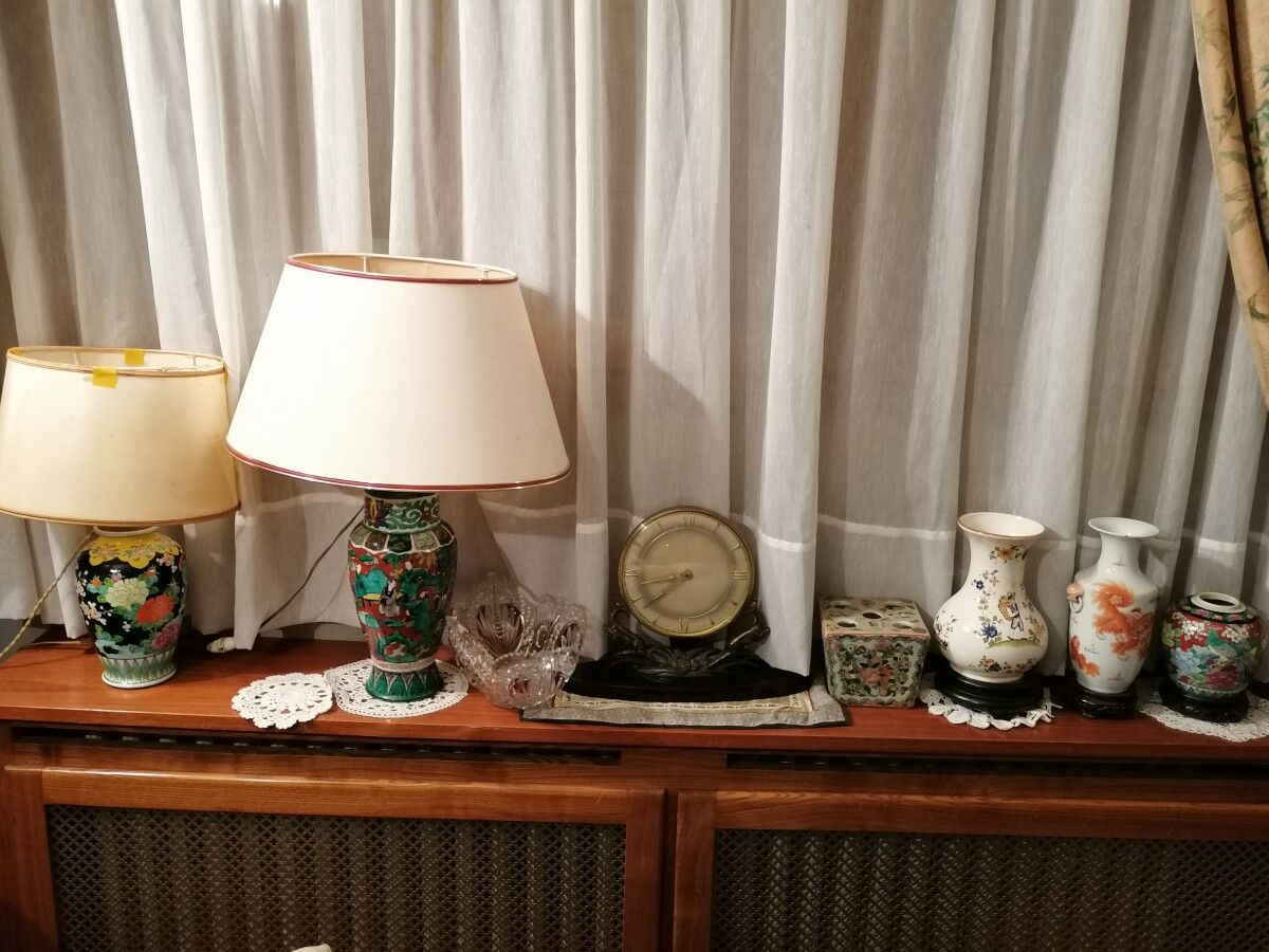 Null 一套包括2个中国风格的瓷器灯座，装饰有龙的瓷器花瓶（口），Moustiers辉石花瓶，装饰有野鸡的瓷器姜罐（缺盖），后座钟，切割水晶杯，瓷器花束。
