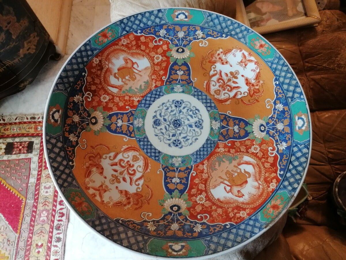 Null Grand plat en porcelaine de Chine à décor polychrome de chevaux dans des mé&hellip;
