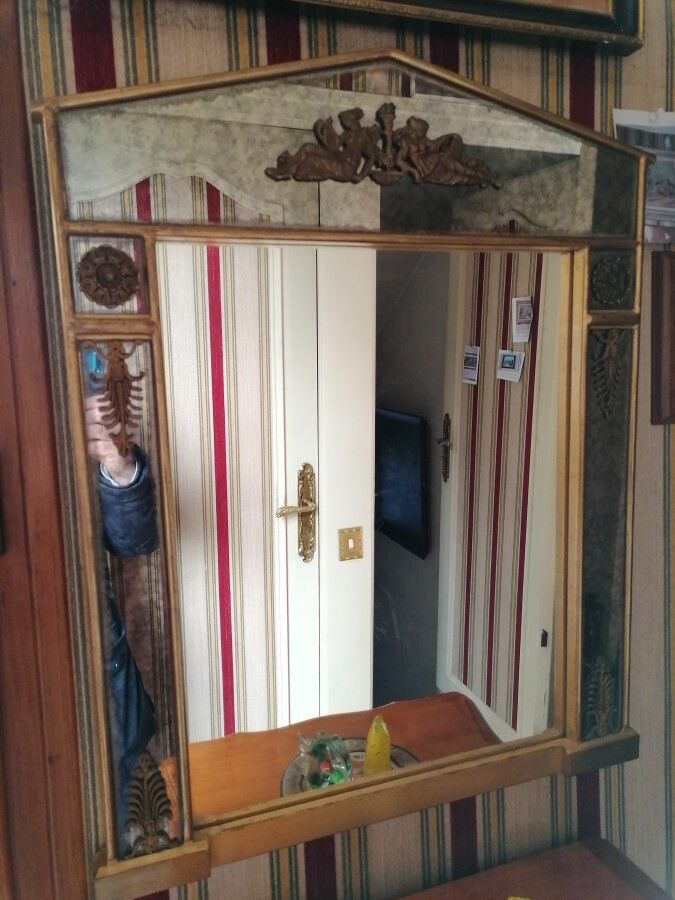 Null (Korridor) Giebelspiegel im Empire-Stil. H 74 ; B 57 cm