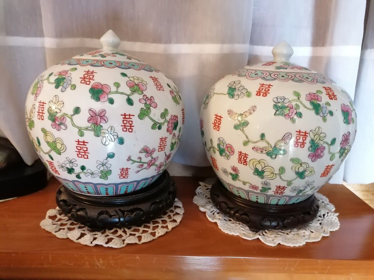 Null CHINE- Paire de pots à gingembre en porcelaine à décor de chrysanthèmes et &hellip;